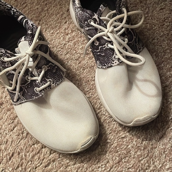 Nike. Size 7 Women’s Tennis Shoes - Picture 2 of 6